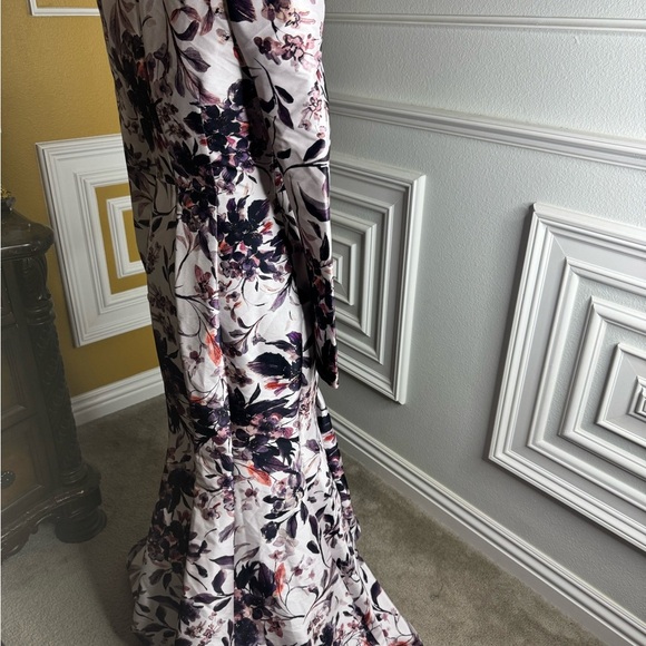 Badgley Mischka
Floral Flounce Hem Gown - Picture 8 of 16